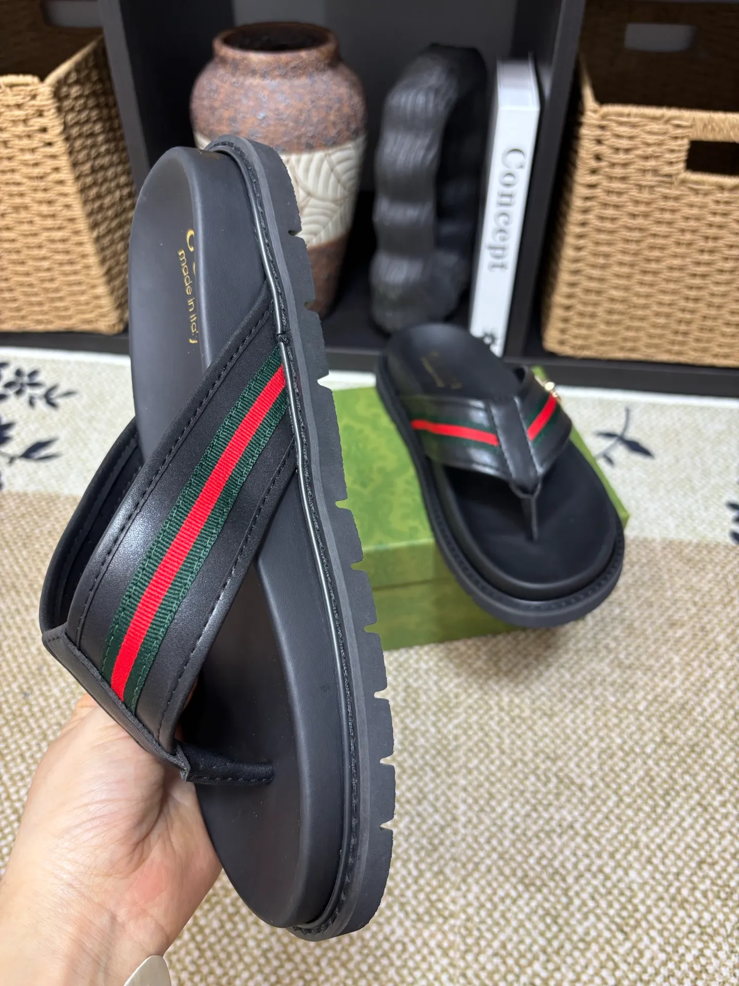 Factory 💰 300 yuan Gucci slippers] high-end men's shoes brand official website 1:1 latest masterpiece: original mold customization, the fabric is made of imported original materials, upgraded outsole, lighter and non-slip. The market's top quality, simple yet tasteful, a must-have for fashionistas, fashionable at your feet, full of confidence, the same style at the counter 👍The season of summer slippers is here. Code: 38-45 (45 customized)